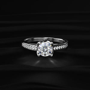 Moissanita Solitaria de 1 Quilate Personalizada al por Mayor con Elegantes Puntas Florales para Fabricantes y Proveedores de Joyería Fina - Product Image 1