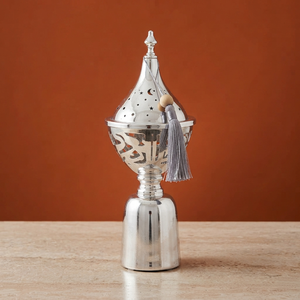 Brûle-encens élégant en argent avec motifs découpés complexes et une élégante touche de pompon pour la fragrance et la décoration de la maison - Product Image 1