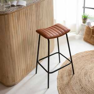 Taburete de bar Vandana Vertex Arista de cuero marrón y metal (juego de 2) - Product Image 1