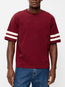 เสื้อยืดแขนลายสปอร์ตสไตล์เรโทรสำหรับผู้ชาย ผ้าฝ้ายพรีเมียม แฟชั่นลำลอง สกรีนโลโก้ได้ แรงบันดาลใจจากเสื้อผ้ากีฬา แขนเสื้อตัดสี - Product Image 4