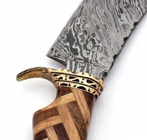 Cuchillo utilitario para exteriores hecho a mano con acero de Damasco, mango de madera de parquet y guardacuchillo de latón - Product Image 5