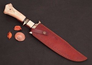 Cuchillo de Caza Artesanal de Damasco con Mango de Hueso y Funda de Cuero para Camping, Caza y Uso al Aire Libre - Product Image 3