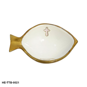 Bandeja de aluminio artesanal con forma de pez, con esmalte color burdeos intenso, detalles en latón y un elegante motivo central blanco. - Product Image 1