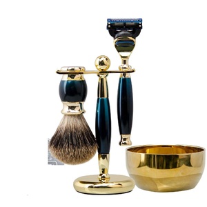 Ensemble de rasage de luxe pour homme, rasoir à 5 lames en acier inoxydable, brosse à barbe en poils de blaireau de haute qualité, support de rasage et savon - Product Image 2