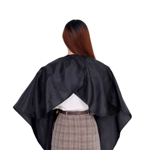 Cape de Coiffure Portable Tactus Industries Écologique, Résistante à l'Eau, Taille Ajustable, en Polyester Noir Anti-Adhérent avec Logo Rouge - Product Image 4