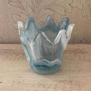 Vase en résine artisanal pour la décoration d'étagères, accessoire décoratif unique pour la maison - Product Image 4