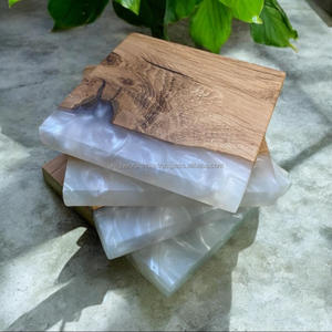 Juego de Posavasos Redondos Hechos a Mano de Madera de Mango y Resina con Diseño Personalizado de Flujo de Río para Uso en la Cocina o para Bodas - Product Image 3