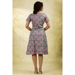 เดรสผ้าฝ้ายพิมพ์ลายหลากสี 100% แขนสั้น คอวี เอวธรรมชาติ เป็นมิตรกับสิ่งแวดล้อม สไตล์ลำลองสำหรับฤดูร้อน น้ำหนักเบา - Product Image 5