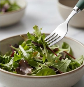 Ensemble de couverts minimalistes avec manches vertes, finition miroir haute brillance, compatible lave-vaisselle, pour repas modernes, mariages et fêtes. - Product Image 3