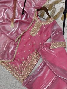 Ensemble Anarkali en soie brodée rose avec dupatta, tenue traditionnelle indienne et pakistanaise pour femme, longueur genou, coupe classique, idéal pour les mariages, séchage rapide - Product Image 4