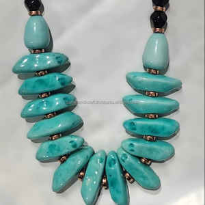 Collar con Colgante de Resina Hecho a Mano, Diseño Indio Moderno para Mujer, Cuentas de Perlas con Corte Princesa, Patrón de Gancho para Aniversario - Product Image 1