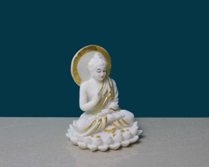 Elegante Estatua de Buda de Resina Blanca con Detalles en Dorado, Artesanía Nirmala |   Figura Decorativa Art Deco Hecha a Mano de Buda Meditando con Base de Loto para - Product Image 2
