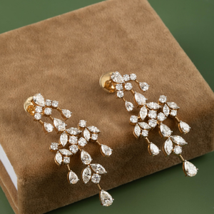 Boucles d'oreilles chandelier en diamants de laboratoire taille princesse, plaquées or, bijoux de luxe pour mariée, certifiées IGI, Swaroop Diamond - Product Image 1