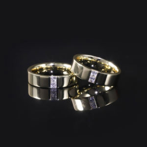 AMBER JEWELS Anillo de Compromiso Unisex de Oro Sólido de 18K con Baño de Rodio, Diamante de Corte Brillante Certificado por IGI, Engaste en Canal Geométrico - Product Image 3