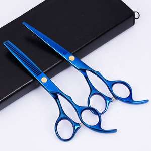 Cette paire de ciseaux de coiffure professionnels comprend un ciseau de coupe droit et un ciseau à effiler, des outils essentiels pour les barbiers au quotidien. - Product Image 5