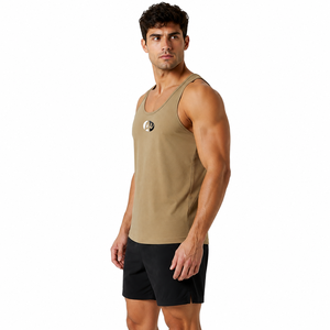 El acabado impecable crea un look pulido con el camiseta sin mangas Man Tank Top, que ofrece soporte activo para salidas informales, viajes a la playa y uso diario. - Product Image 4