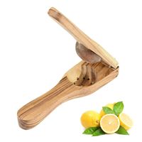 Klassieke houten citroenenpers, handmatige citruspers voor eenvoudige sapextractie zonder knoeien of korrels.