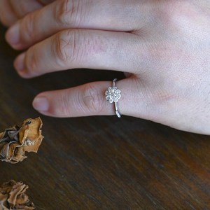 Bague en Moissanite de style floral à coupe ronde pour femme, en argent 925, cadeau de promesse raffiné pour bijoux de fête - Product Image 4