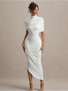 Este elegante vestido maxi presenta un sofisticado cuello alto con un estilo cruzado en la espalda. Vestido maxi blanco con drapeado cruzado en la parte delantera. - Product Image 4