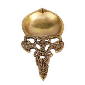 Cuillère Hawan en laiton antique avec Diya à huile, louche traditionnelle pour le versement du ghee, accessoire décoratif pour la cérémonie du feu, laiton fait main - Product Image 2
