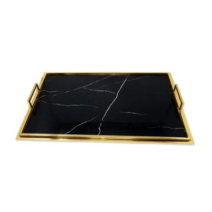 Plateau de rangement rectangulaire en marbre noir avec cadre plaqué or, finition polie, utilisation sur table, un seul niveau, design moderne et luxueux - Product Image 2