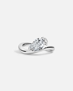 Anillo de Compromiso y Boda de Lujo con Diamante Cultivado en Laboratorio con Certificación IGI de Oro de 14K, Corte Pera, Diseño de Ondas Multicolor, Joyería Fina Elegante - Product Image 2