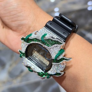 Montre numérique vintage Iced Luxe, boîtier en acier inoxydable incrusté de strass, cadran en cristal saphir, mouvement à quartz, couleur personnalisée - Product Image 5