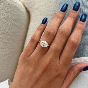 Anillo de Compromiso y Boda Moderno con Diamante Cultivado en Laboratorio de Corte Oval de 4 Quilates, Certificado IGI, Oro de 14K, Media Engaste - Product Image 4