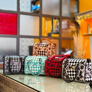 Bolsa de Viaje de Piel Auténtica Venus Leathers, Casual, de Lujo, Ligera, con Cierre y Patrón de Letras, de Poliéster, para Mujeres y Niñas - Product Image 4