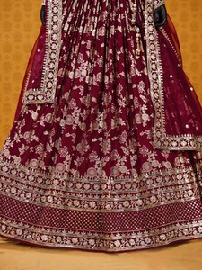ชุดเลเฮนกาโชลีผ้าไหมแจ็คการ์ดสีมารูน ดีไซน์หรูหรา ประดับด้วยงานปักเลื่อมซารี พร้อมผ้าคลุมไหล่ผ้าออร์แกนซ่า เหมาะสำหรับงานปาร์ตี้สไตล์บอลลีวูด - Product Image 4