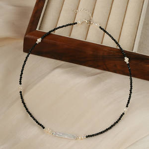 Collier baroque rétro haut de gamme en perles naturelles avec cristal noir pointu, chaîne irrégulière pour clavicule, idéal pour les pulls superposés tendance - Product Image 4