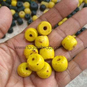 ลูกปัดแก้วโบราณสีเหลืองทำมือ รูใหญ่ ลูกปัดโครโบแอฟริกัน สำหรับงาน DIY สร้อยข้อมือ สร้อยคอ งานฝีมือ - Product Image 1