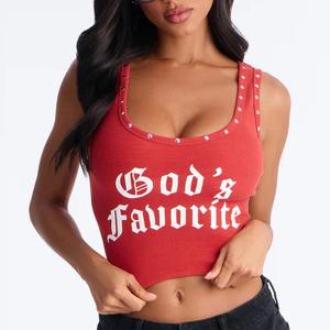 Top de punto rojo para mujer, cuello redondo, decoración con remaches, estampado 'God's Favorite', estilo sexy para discoteca, longitud corta - Product Image 1