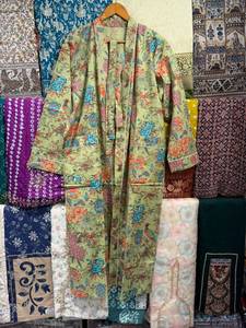Bata Kimono de Algodón en Verde Oliva con Estampado Floral, Diseño Artesanal Hecho a Mano, Talla Única, Bata de Algodón Estampada, Bata de Baño - Product Image 1
