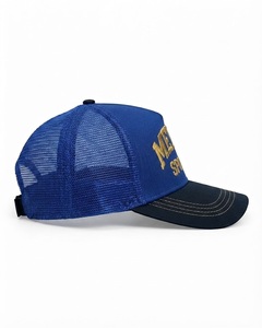 Casquette de camionneur en toile bleue MEYBA SPORTS, logo personnalisé imprimé en sérigraphie, broderie en relief, visière incurvée noire, casquette ajustable à fermeture snapback - Product Image 2