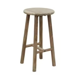 Tabouret et chaise de bar en bois massif acajou foncé avec plateau carré et accents dorés, pour une utilisation luxueuse dans un salon de cocktails. - Product Image 3