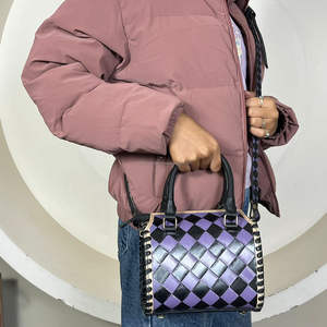 Bolsa de Viaje Pequeña de Cuero con Diseño a Cuadros Morado y Negro, Hecha a Mano, Estilo Moderno, Bandolera de Viaje Unisex, Novedad 2026 - Product Image 4