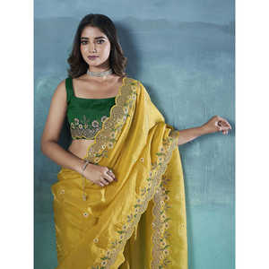 Hermoso Sari de Seda con Bordado Floral Multihilo y Trabajo de Chal Trenzado - Product Image 4