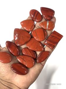 Pierre précieuse naturelle de jaspe rouge, cabochon, formes et tailles variées, environ 20 à 30 mm - Product Image 4