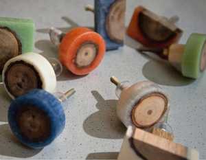 Bouton de meuble en résine écologique, poignée de tiroir unique faite à la main avec couleur personnalisable - Product Image 1