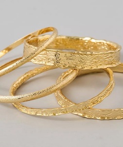 Brazalete de Latón Chapado en Oro de Alta Calidad con Diseño Martillado para Mujer, Impresión Personalizada, Diseño Moderno, Acabado Pulido, Económico - Product Image 3