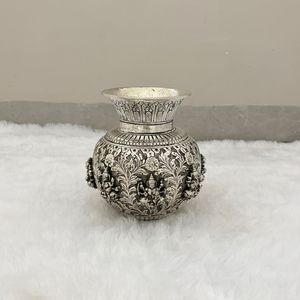 Kalash Ashtalakshmi à motifs floraux sculptés avec précision - Product Image 4