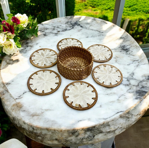 Ensemble de dessous-de-verre ronds en rotin tressé naturel avec support de rangement assorti pour tables à manger, disponible à prix de gros. - Product Image 6