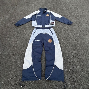 Conjunto de Chándal Cortavientos Personalizado al por Mayor, Diseño Ovalado en Contraste Blanco y Negro, Tela de Poliéster de Alta Calidad, Impresión Serigrafiada - Product Image 3