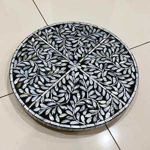 Plateau tournant Lazy Susan en nacre noire et blanche, idéal pour la table à manger et la décoration de centre de table - Product Image 3