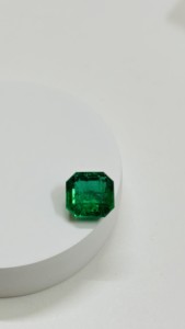 มรกตธรรมชาติ 4.51 กะรัต ทรงสี่เหลี่ยมเจียระไนแบบ Emerald Cut เกรด AAA+ รับรองโดย IGI ต้นกำเนิดจากแซมเบีย ความใสเยี่ยม สีเขียวเข้ม ประกายสวยงาม ซาดิยา - Product Image 3