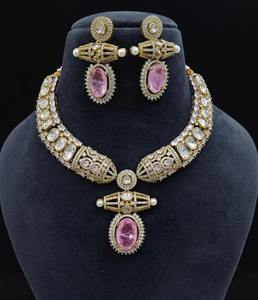 Collier tribal afghan Kuchi avec grandes plaques argentées embossées et grands cabochons en verre rouge - Product Image 6