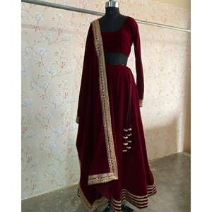 Boolywood กำมะหยี่ lehenga choli ชุดงานแต่งงานงานปักลายสีแดงเข้ม - Product Image 1