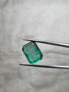 Émeraude octogonale de 5,58 carats, vert printanier, pierre précieuse non montée, provenant de Zambie - Product Image 1