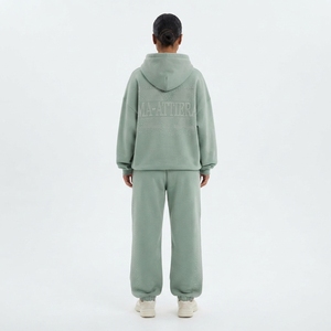 Conjunto de Sudadera Oversize Verde Salvia Personalizada y Jogger de Pierna Ancha con Detalles de Pedrería, de Algodón Afelpado, Estilo Urbano, Venta al por Mayor OEM - Product Image 2